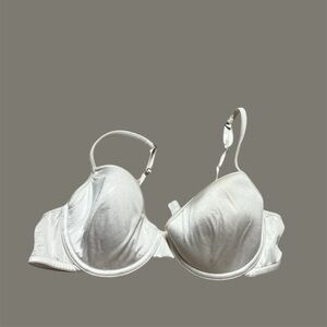 ⚪️VICTORIA’S SECRET: Women’s size 36C, cream underwire padded bra preowned⚪️